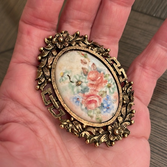 Vintage Hand Painted Ceramic Floral Cameo in a Antique Gold-tone Frame - Picture 7 of 16
